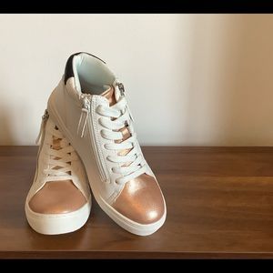 Universal Thread tennis shoes